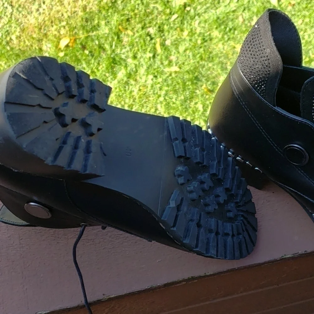 𝅺black leather short booties.